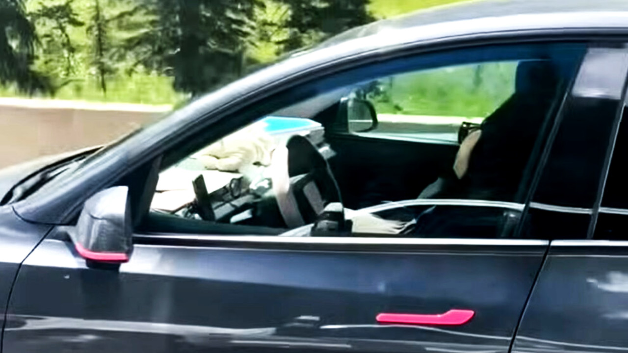 Иллюстрация 101auto.ru: Tesla Model Y заметили на трассе со спящим водителем и двумя детьми сзади