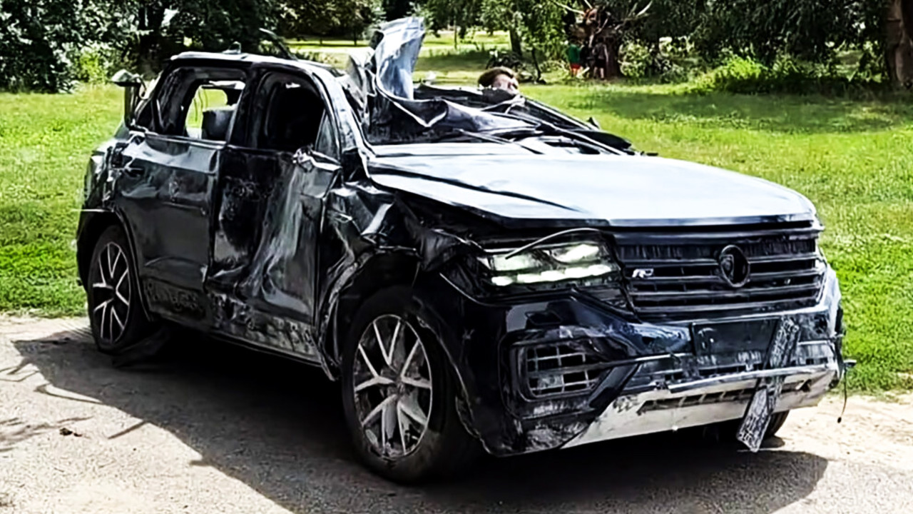 Иллюстрация 101auto.ru: Volkswagen Touareg пережил удар ракеты в Украине и уехал своим ходом