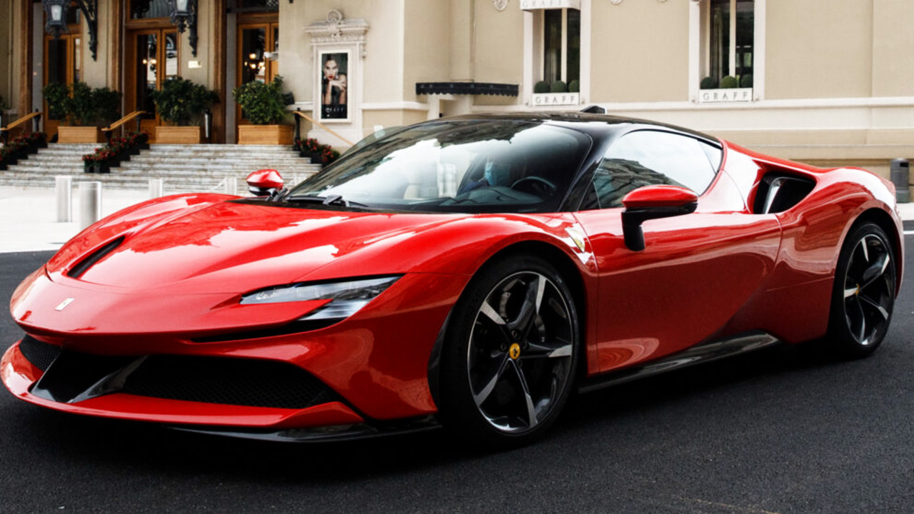 Иллюстрация 101auto.ru: Ferrari SF90 Spider разорвало пополам в ДТП, водитель не пострадал