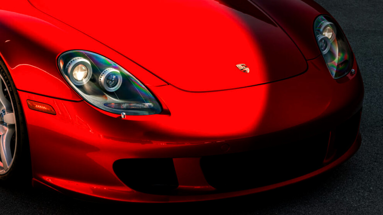 Иллюстрация 101auto.ru: Porsche Carrera GT перекрасили в Ferrari Rosso Fuoco перед аукционом Mecum
