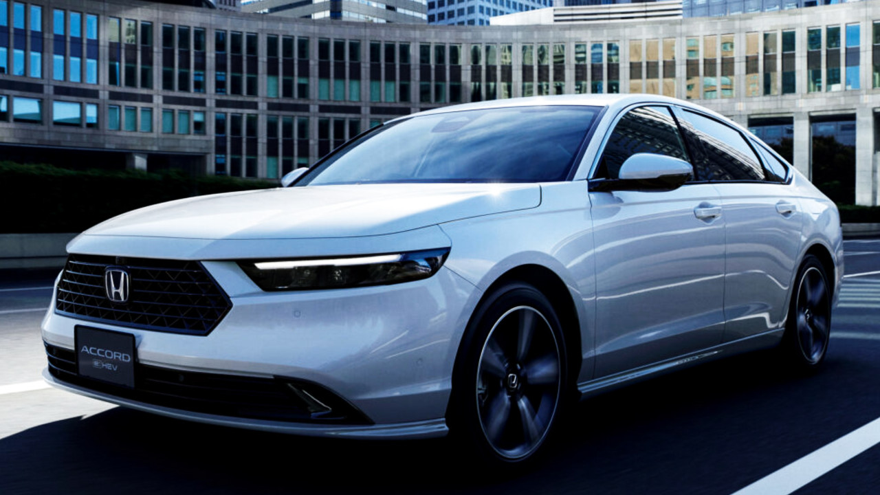 Иллюстрация 101auto.ru: Honda слегка обновила Accord в Японии: новые поворотники, Sensing 360+ и прежний гибрид