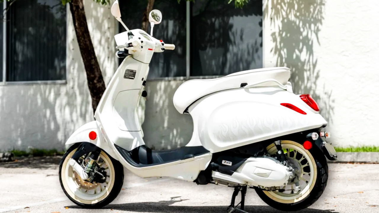 Иллюстрация 101auto.ru: Vespa Justin Bieber ушла с молотка после 84 миль пробега за $4 800