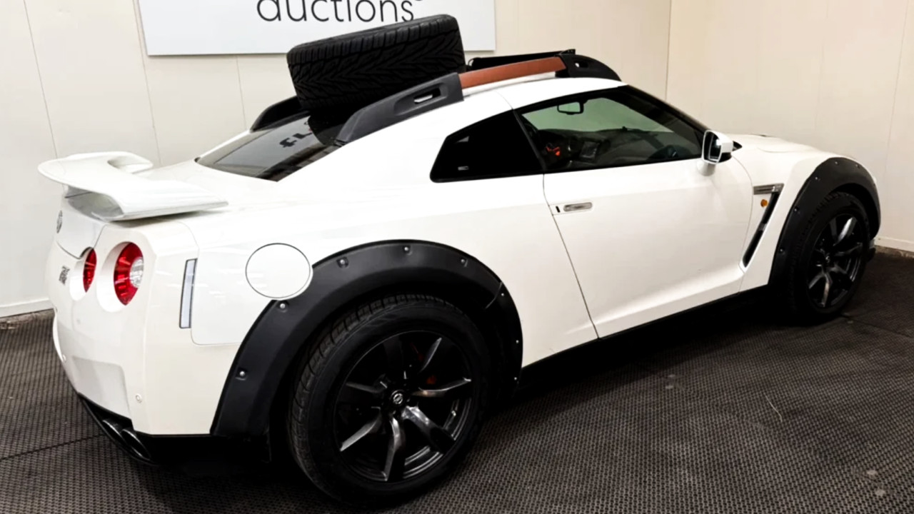 Иллюстрация 101auto.ru: Лифтованный Nissan GT-R с запаской на крыше выставили на торги в Нидерландах
