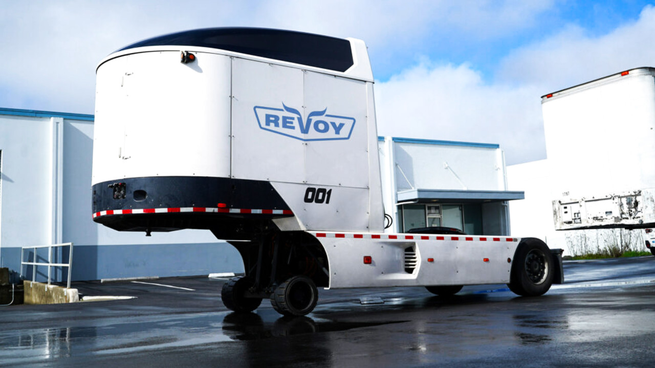 Иллюстрация 101auto.ru: Revoy превратил дизельный тягач в гибрид с прицепной электроплатформой