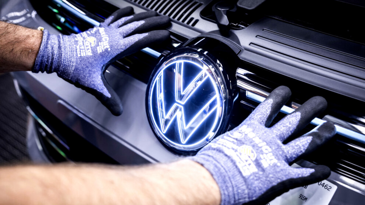 Иллюстрация 101auto.ru: Volkswagen держит на 60% больше персонала, чем Toyota, но делает меньше машин