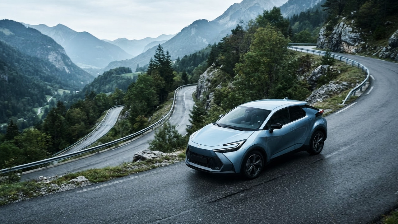 Иллюстрация 101auto.ru: Toyota отзывает новый C-HR EV из-за ошибки в ПО: машина может терять тягу