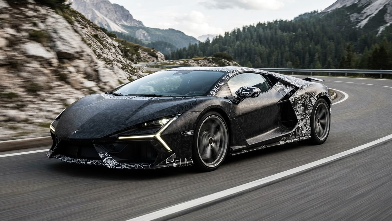 Иллюстрация 101auto.ru: Lamborghini Revuelto готовят к обновлению: базовая версия может стать мощнее